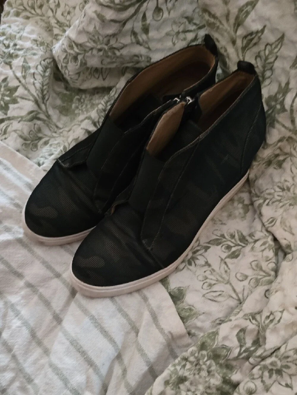 Women's Size 9 High-Top Wedge Sneakers - Black Camouflage